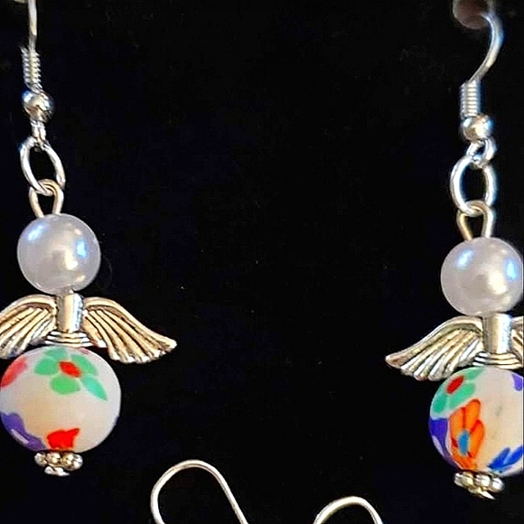 Choice of 6 pair of angel beaded earrings w/pearl & polymer. - Picture 7 of 10